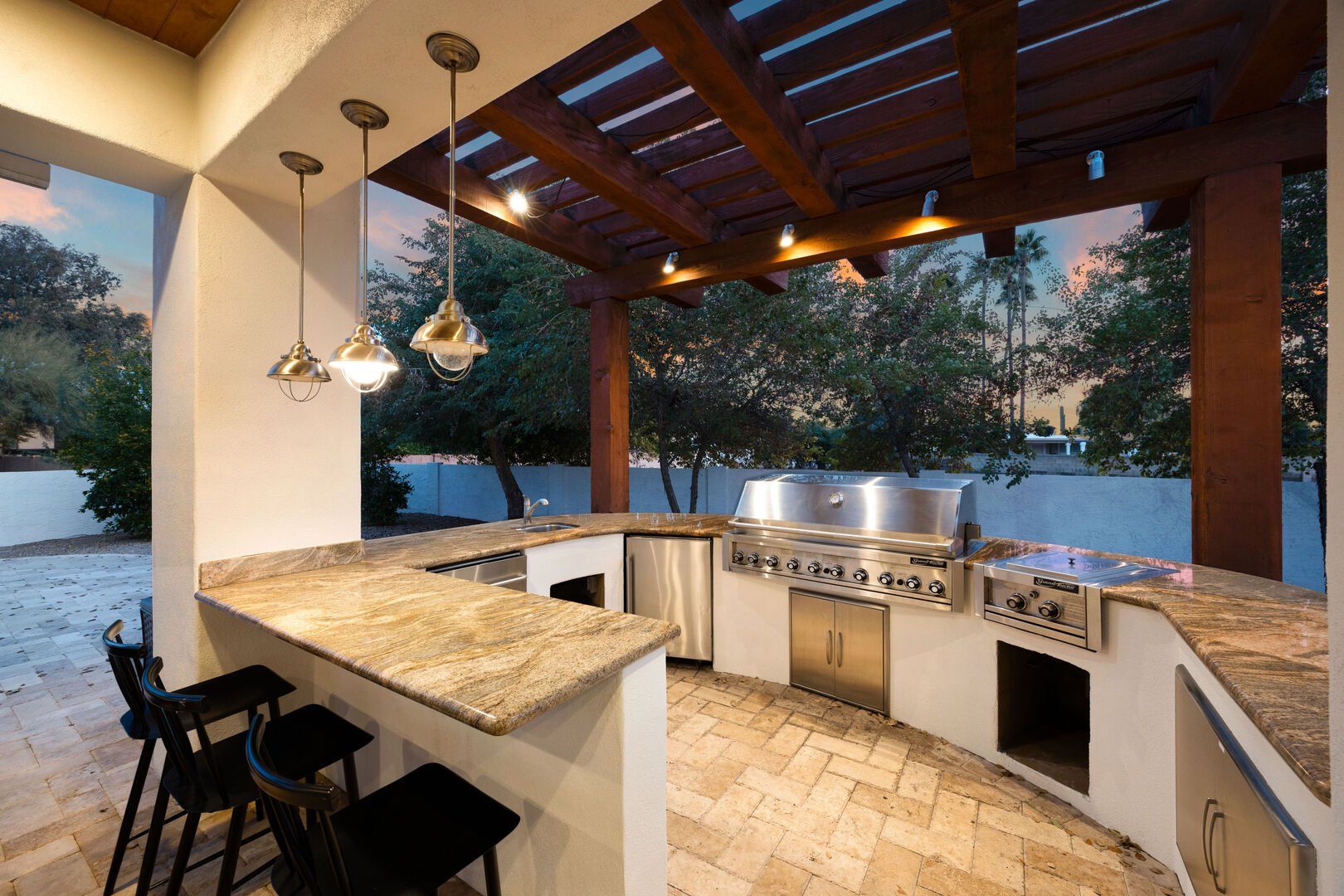 Outdoor Kitchen and Built In Grill in Scottsdale Luxury Vacation Rental