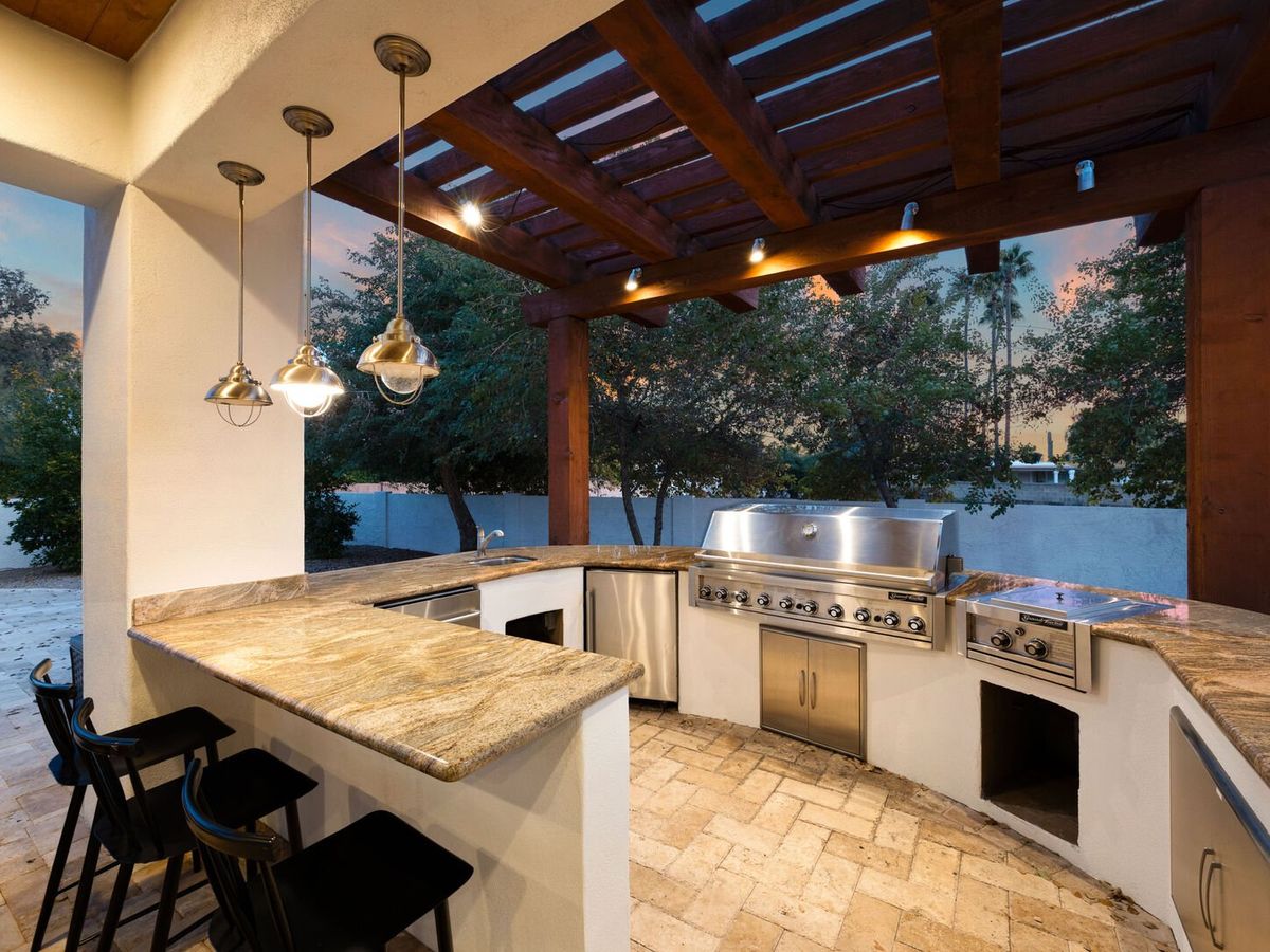 Outdoor Kitchen and Built In Grill in Scottsdale Luxury Vacation Rental