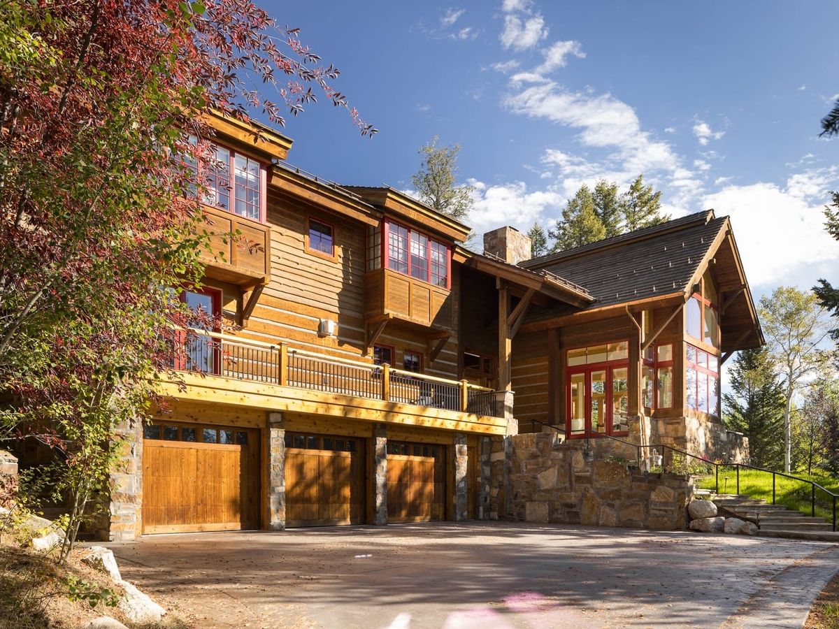 Elegant mountain lodge with grand wood beams, designer touches, and a hot tub overlooking the valley. Great for big families or groups, this upscale cabin blends comfort and style with easy access to skiing and hiking trails.