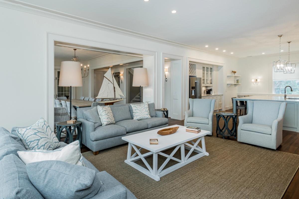 Living room in a Kiawah Island vacation rental.