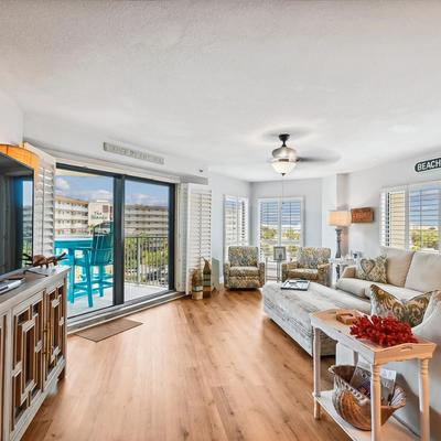 Spacious living room in Inlet Reef 419.