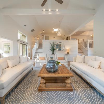 Living room in a Hilton Head Island vacation rental.