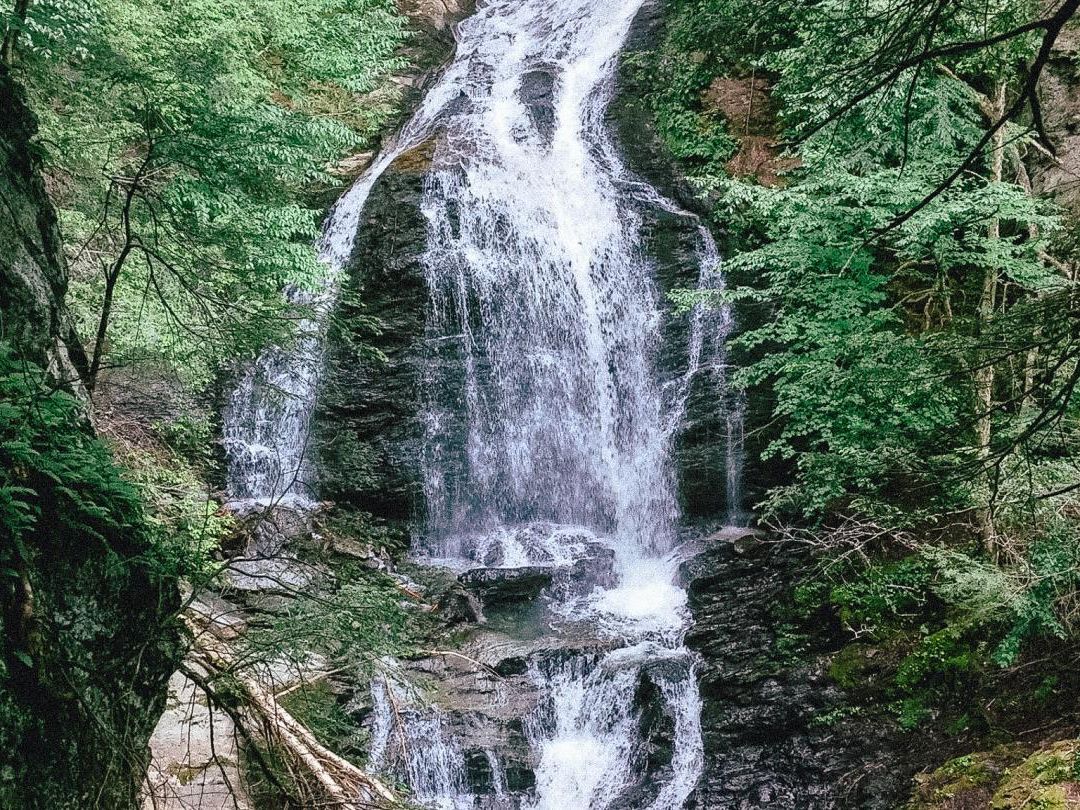 Tucked within a lush forest, Moss Glen Falls cascades gracefully down moss-covered rocks, creating a peaceful and refreshing escape in Stowe, Vermont. The sound of rushing water echoes through the trees, making it a perfect stop for hikers and nature lovers.