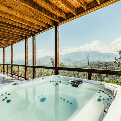 Hot tub with a view in Camp.