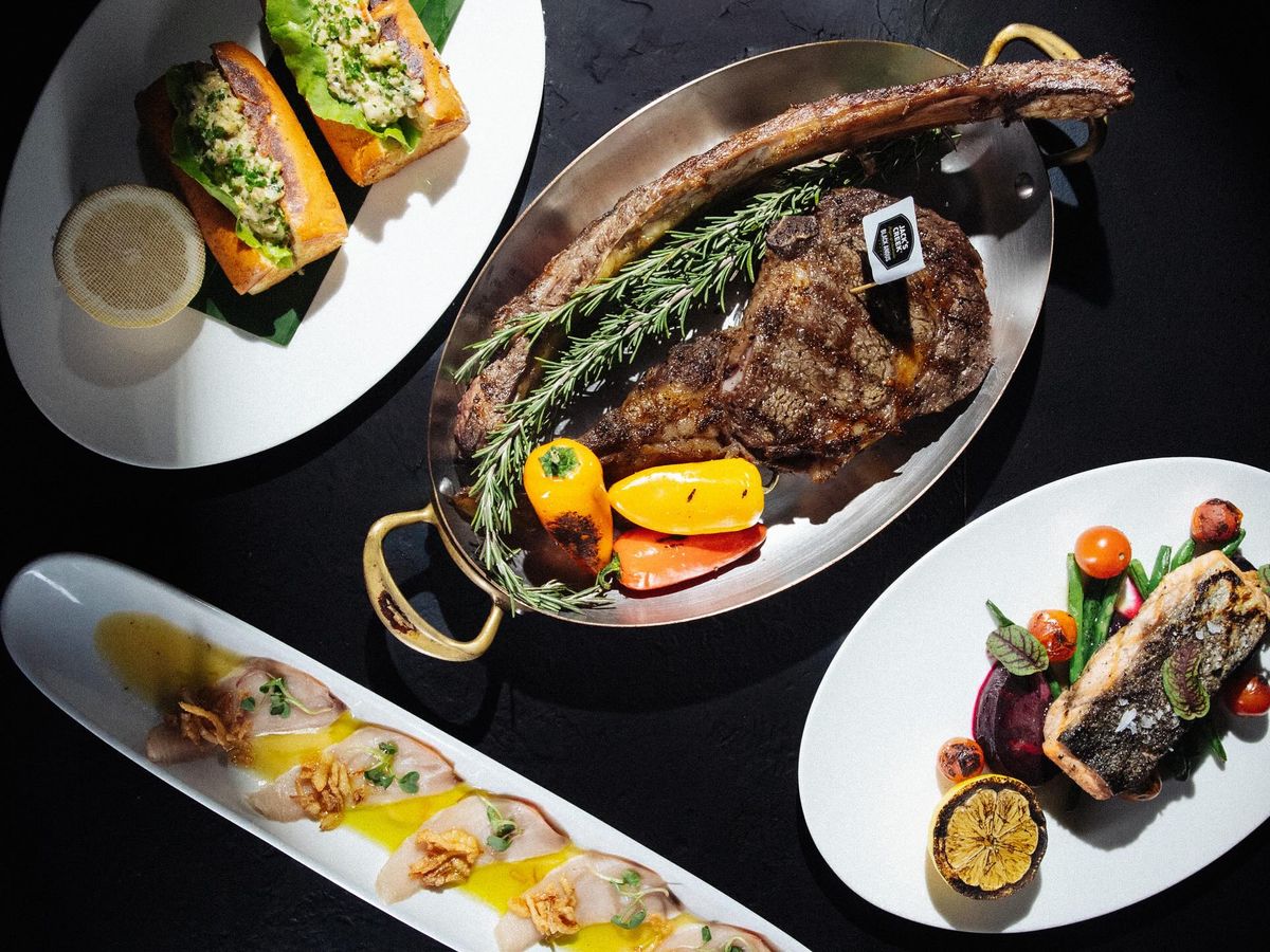 Harry’s Steakhouse and Raw Bar in Cabo is a feast for the senses, offering premium cuts of meat, fresh seafood, and sophisticated plating. Its elegant presentation and upscale atmosphere make it a top pick for fine dining lovers.