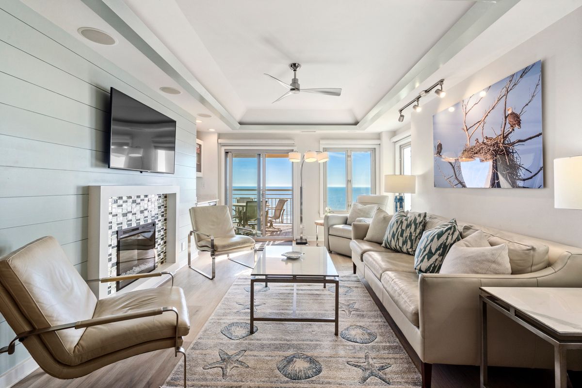 Living room in a Kiawah Island vacation rental.