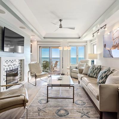 Living room in a Kiawah Island vacation rental.