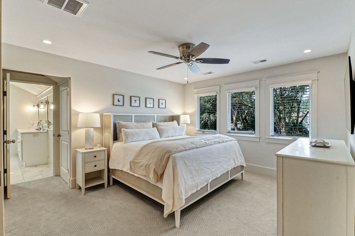 Primary bedroom in a Hilton Head Island vacation rental.