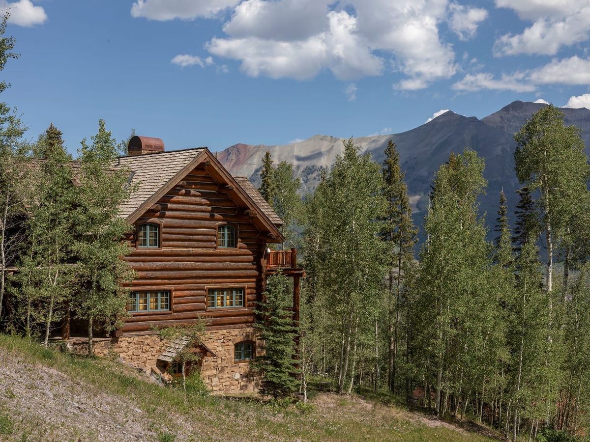A grand luxury lodge tucked into the forest, with incredible mountain views and a rustic-chic design. Perfect for large gatherings, it combines elegance and adventure with open living spaces and outdoor hot tubs.