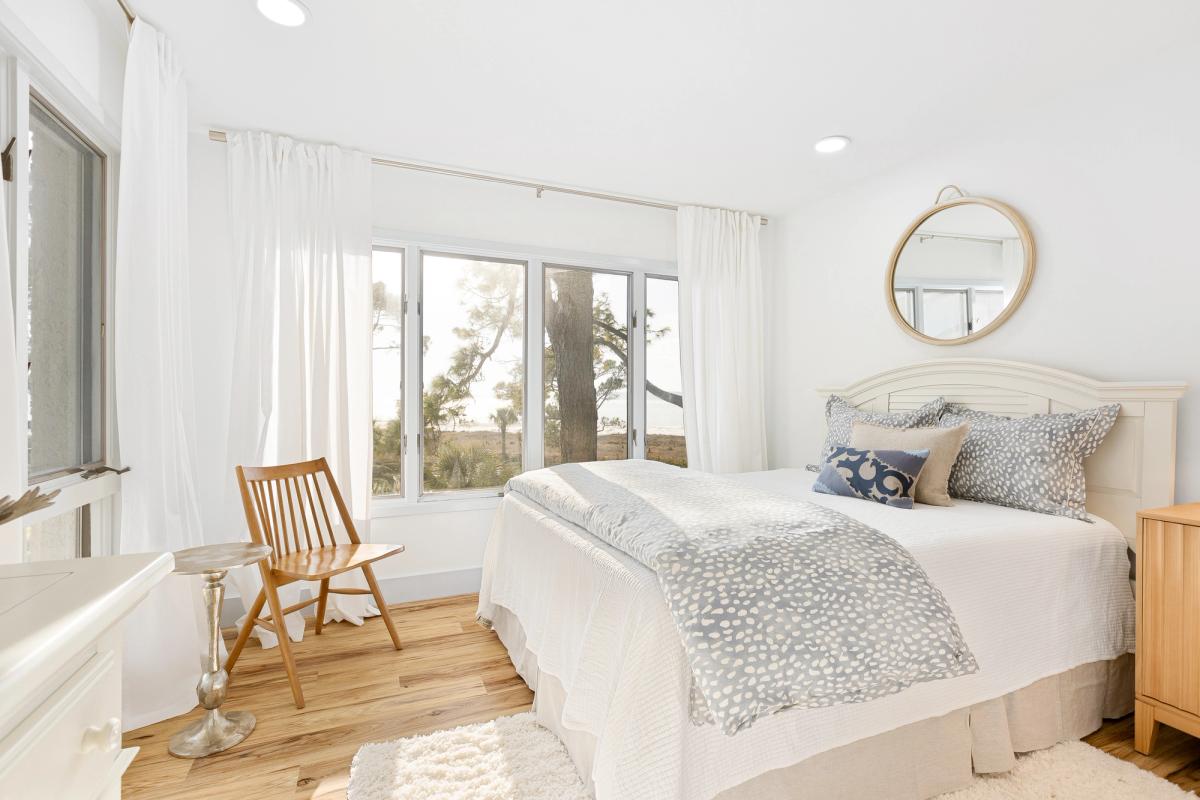 Primary bedroom in 1873 Beachside Tennis.