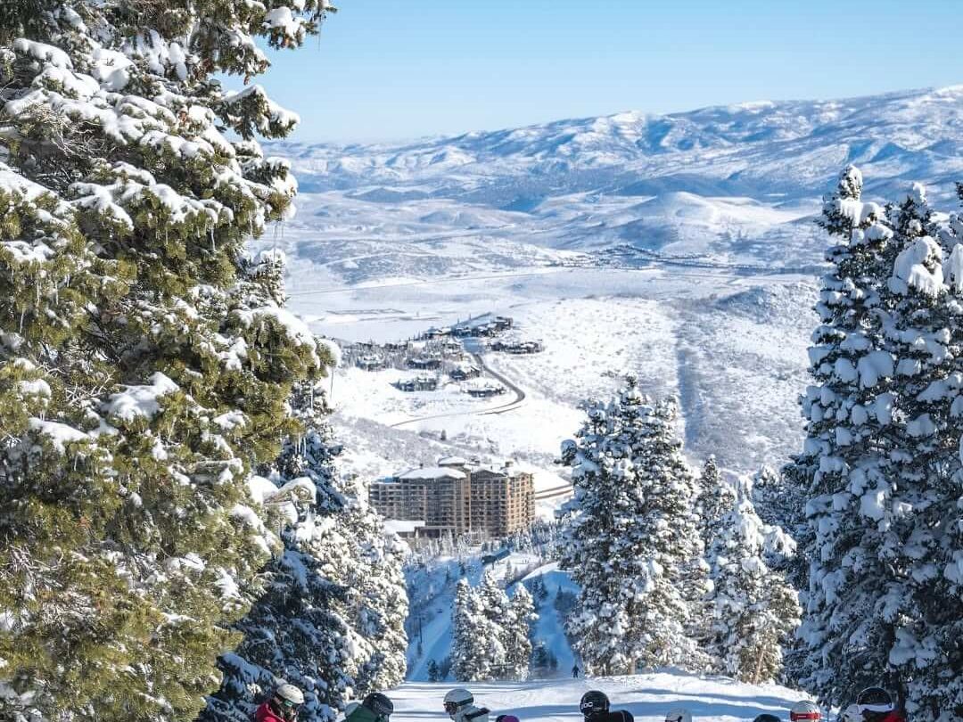 A quiet ski trail winds through the trees, opening up to a view that takes your breath away. With snow-dusted pines and wide-open mountain views, Deer Valley is the kind of place you’ll want to slow down and soak it all in.