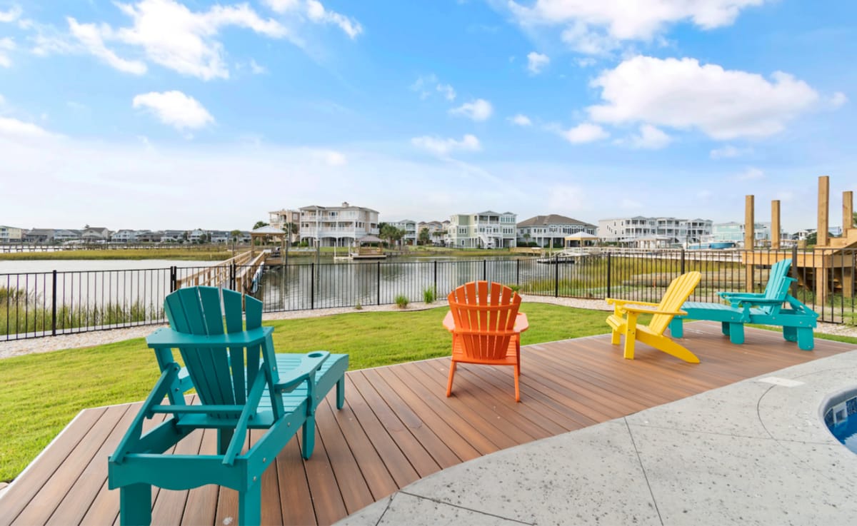 A cozy mountain lodge in Blue Ridge, Georgia, tucked into the trees with wide decks and rustic charm. Perfect for large groups looking to connect with nature in style.