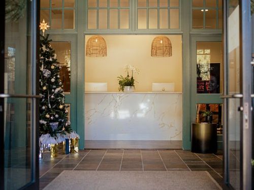 This bright and modern spa features a sleek tiled pool designed for ultimate relaxation. Guests can unwind in a quiet, private setting that feels both refreshing and indulgent