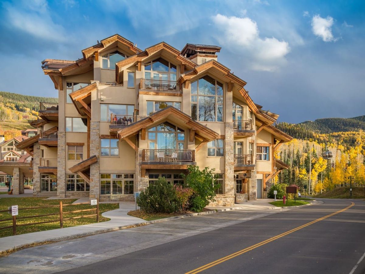 This mountain-view vacation rental features rustic wood beams, big windows, and a peaceful setting near the gondola. Ideal for a relaxing escape in Telluride with easy access to trails and lifts.