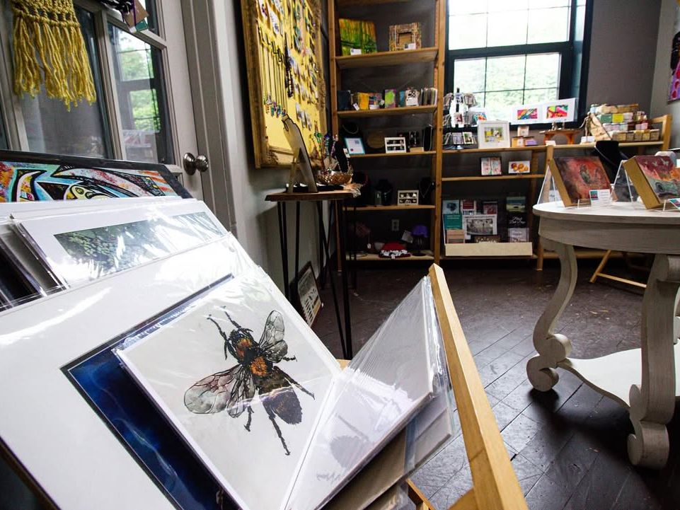 Local art, crafts, and handmade creations are displayed inside the Box Factory for the Arts. This creative hub celebrates artists through exhibits, workshops, and live performances.