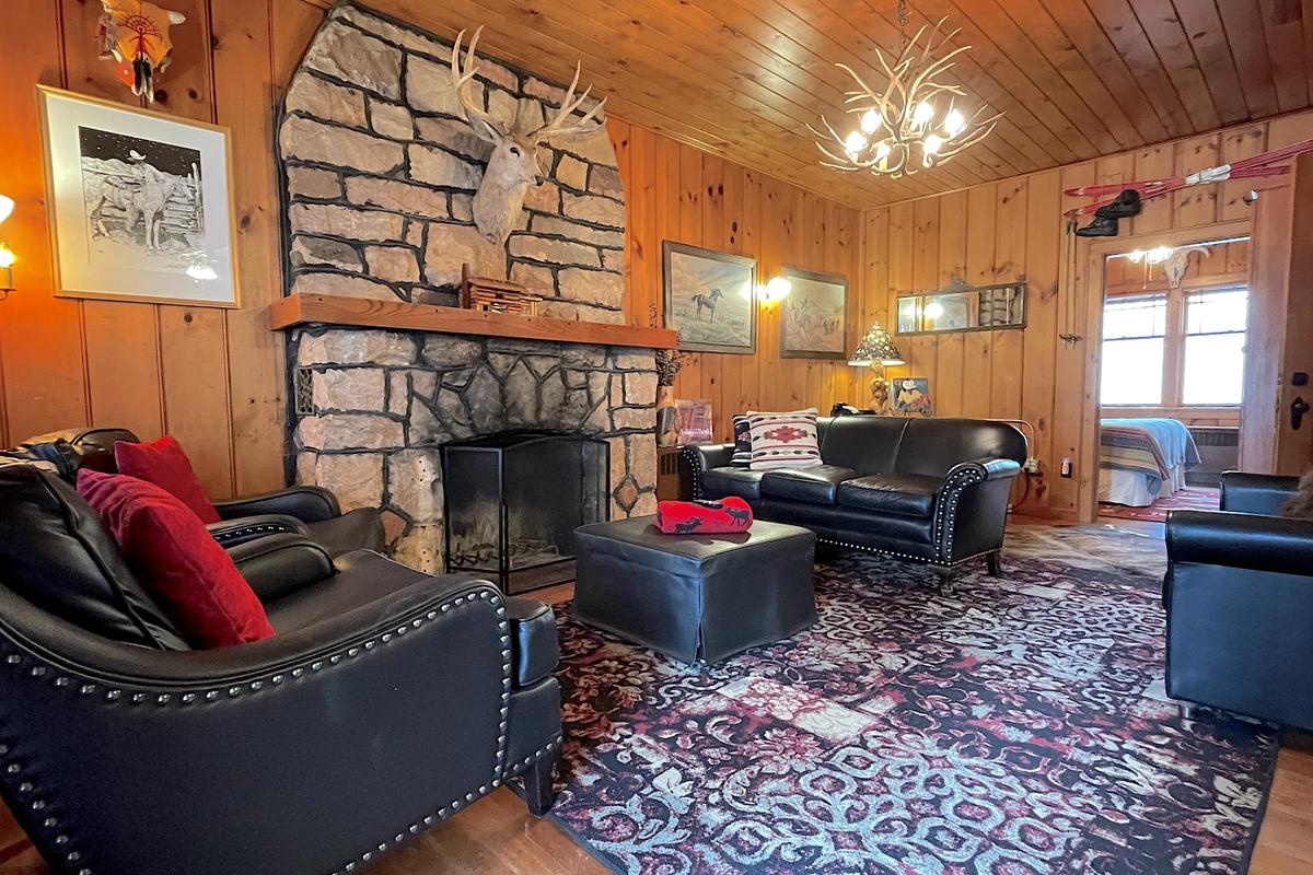 Living room with seating in Molesworth House.