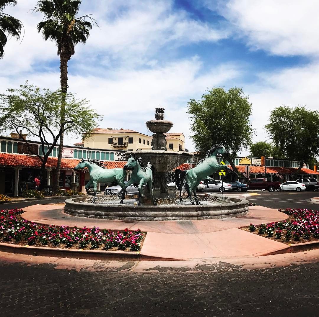 The 5th Avenue Shops & Boutiques in Old Town Scottsdale feature colorful storefronts, local brands, and unique finds. This area is perfect for strolling, souvenir shopping, and exploring Scottsdale’s local style.
