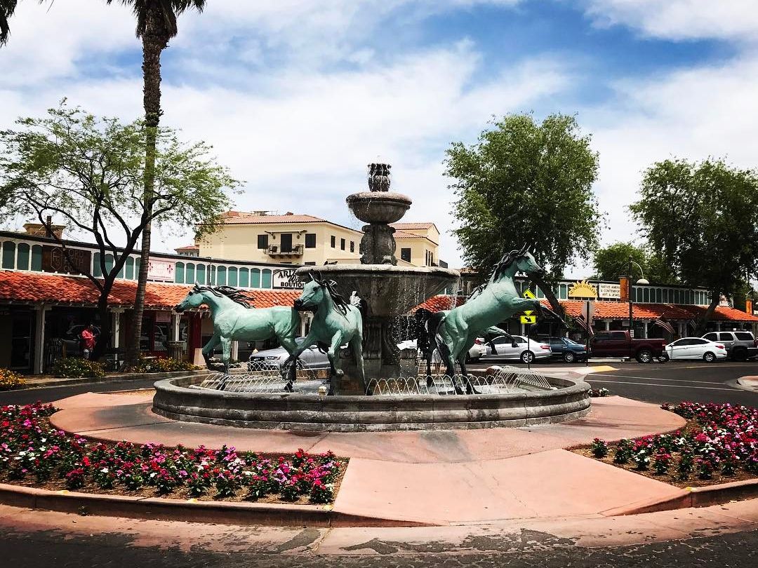 The 5th Avenue Shops & Boutiques in Old Town Scottsdale feature colorful storefronts, local brands, and unique finds. This area is perfect for strolling, souvenir shopping, and exploring Scottsdale’s local style.