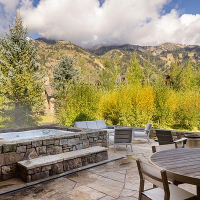 Outdoor hot tub with a view in Shooting Star Cabin 13.