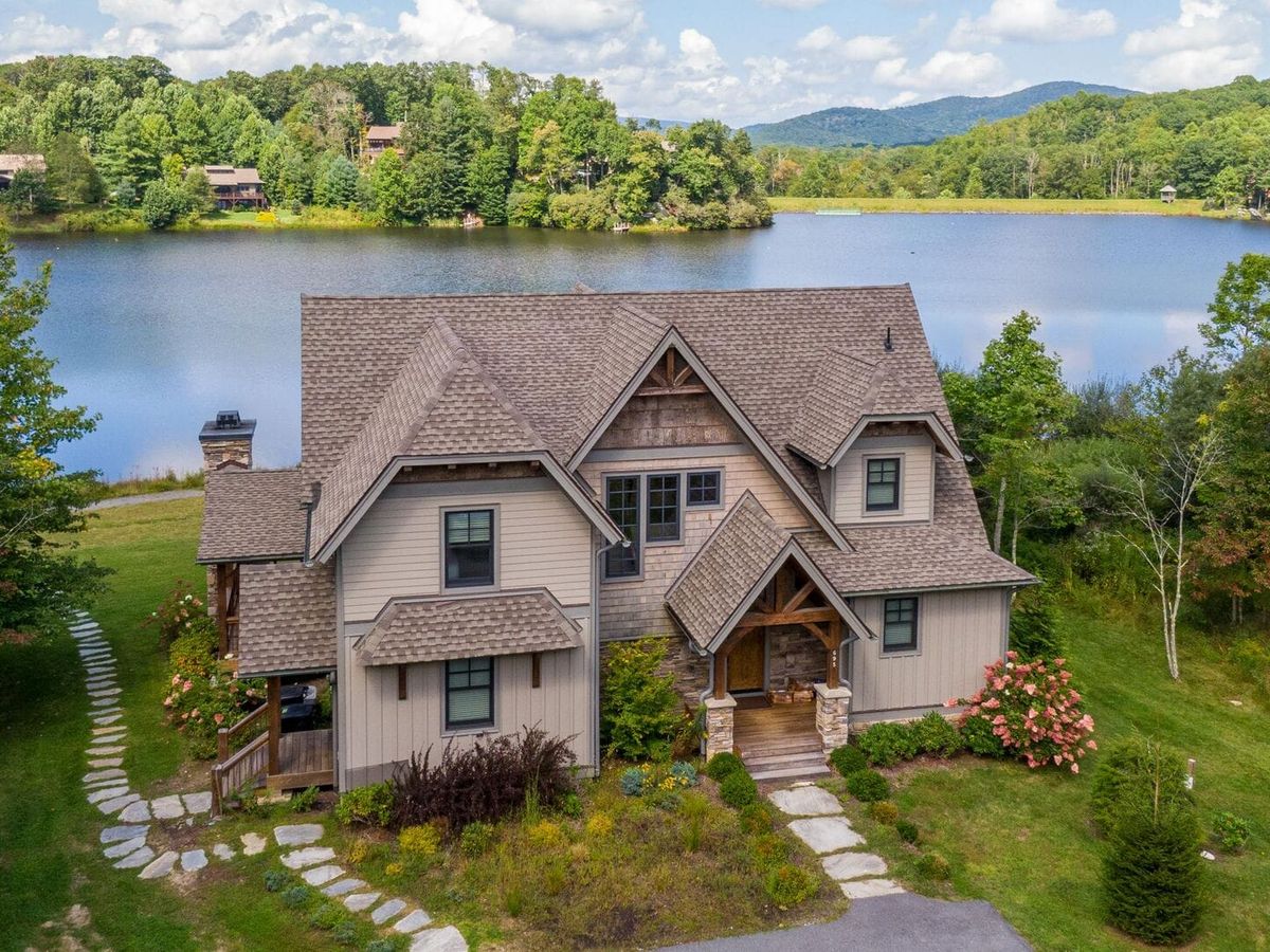 Tucked beside a peaceful lake in North Carolina’s Blue Ridge Mountains, this rustic-elegant cabin combines comfort with natural beauty. It’s a dream setting for mountain mornings, lakeside strolls, and family memories.
