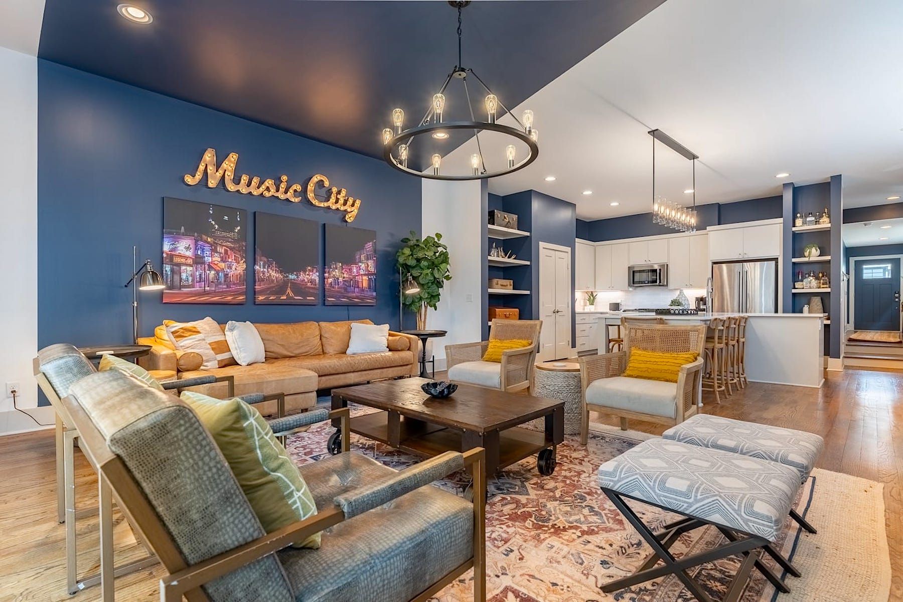 Vibrant Living Room In Downtown Nashville Luxury Vacation Rental