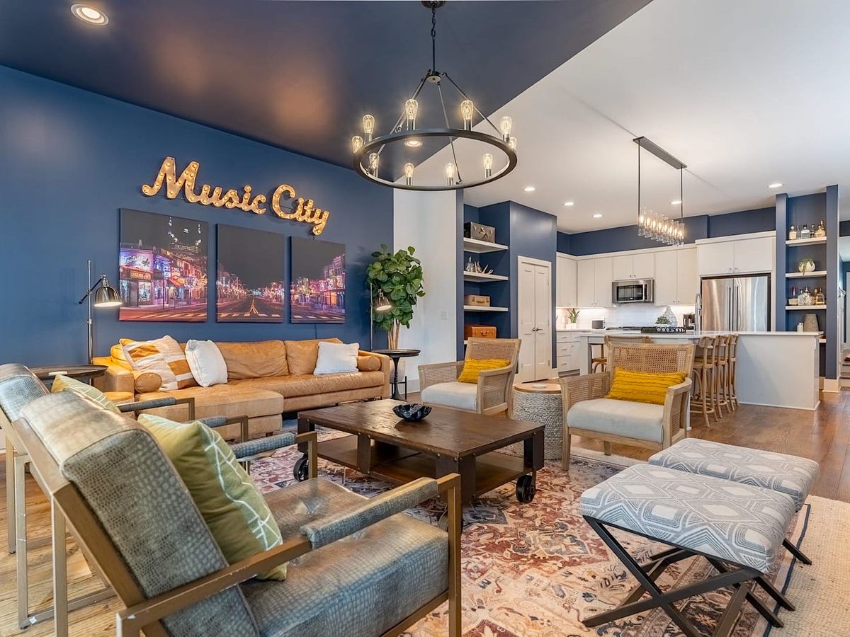 Vibrant Living Room In Downtown Nashville Luxury Vacation Rental