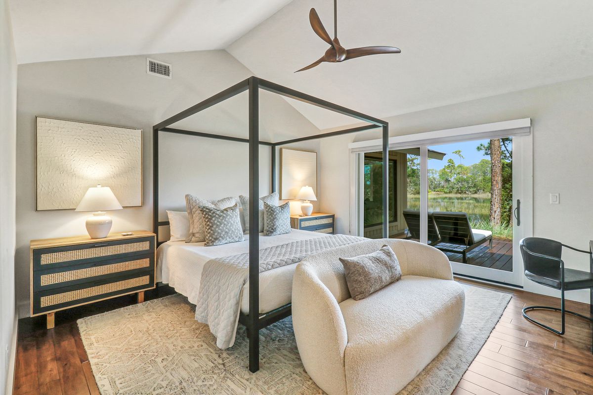 Primary bedroom in a Hilton Head Island vacation rental.