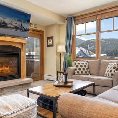 Living room with a view in Zephyr 1420.