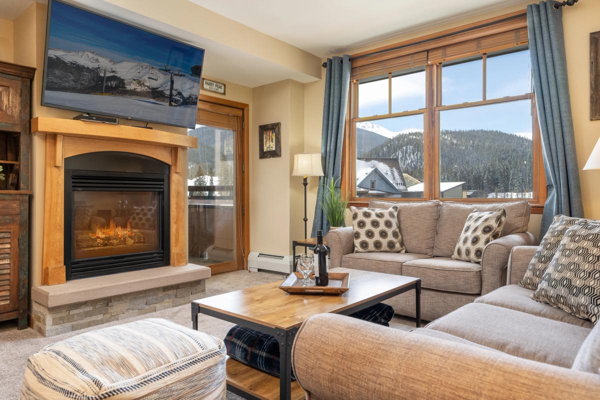 Living room with a view in Zephyr 1420.
