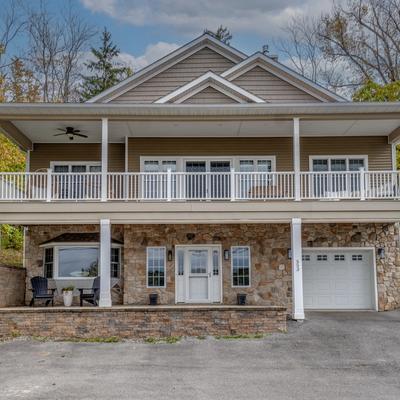 Exterior view of On Cloud Wine.
