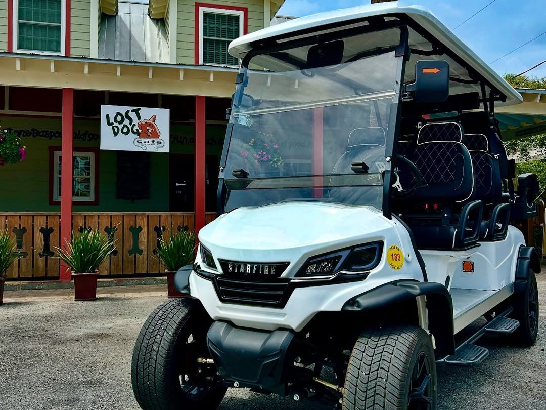 A white golf cart parked outside Lost Dog Café, a popular breakfast and lunch spot on Folly Beach. The café’s bright exterior and casual vibe match the island lifestyle. It’s a favorite stop for locals and visitors grabbing a quick bite.