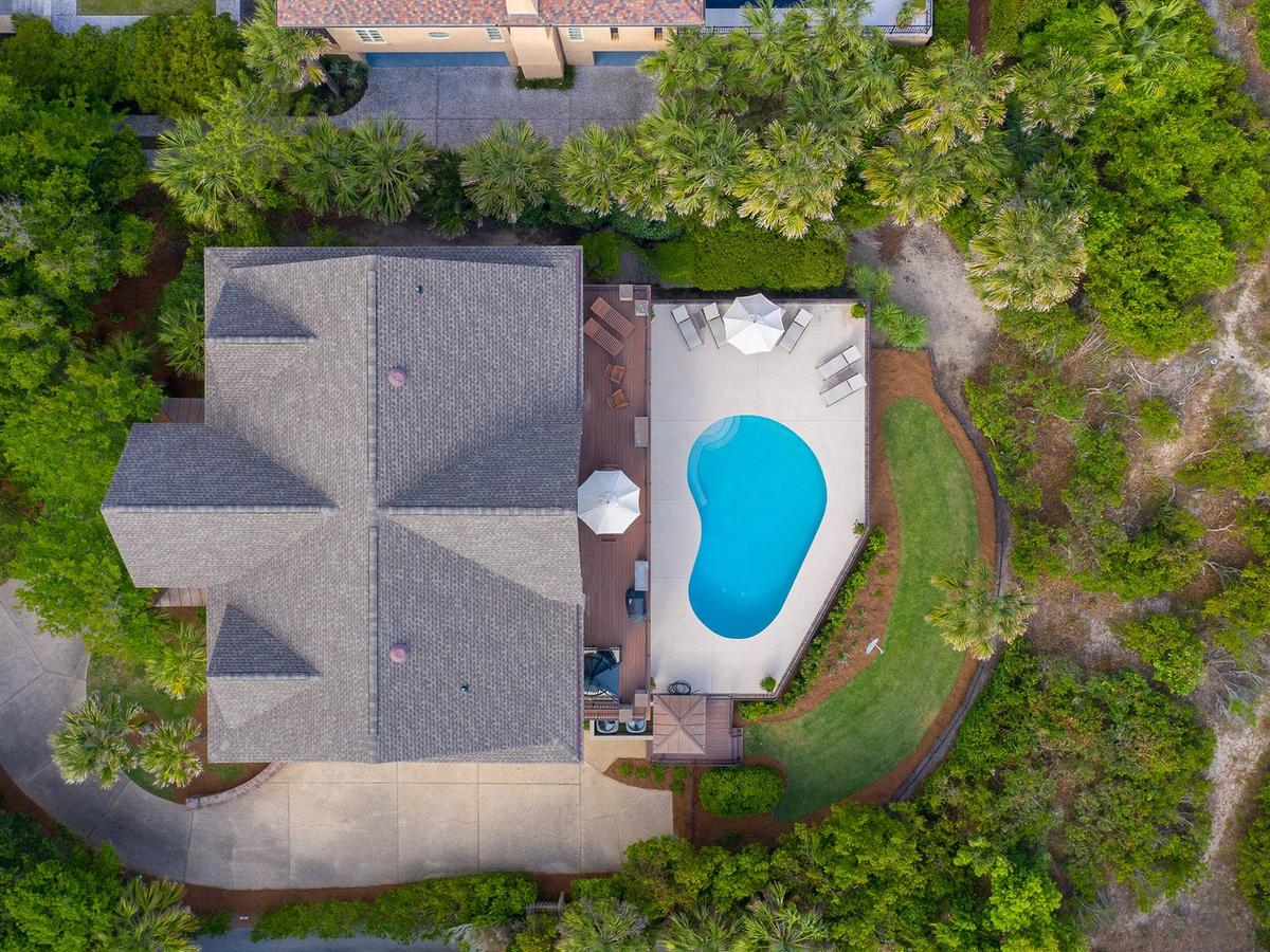 Private pool at house surrounded by nature and trees in Kiawah Island