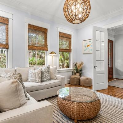 Coastal living room in a Kiawah Island vacation rental.