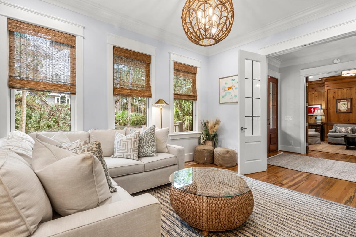 Coastal living room in a Kiawah Island vacation rental.