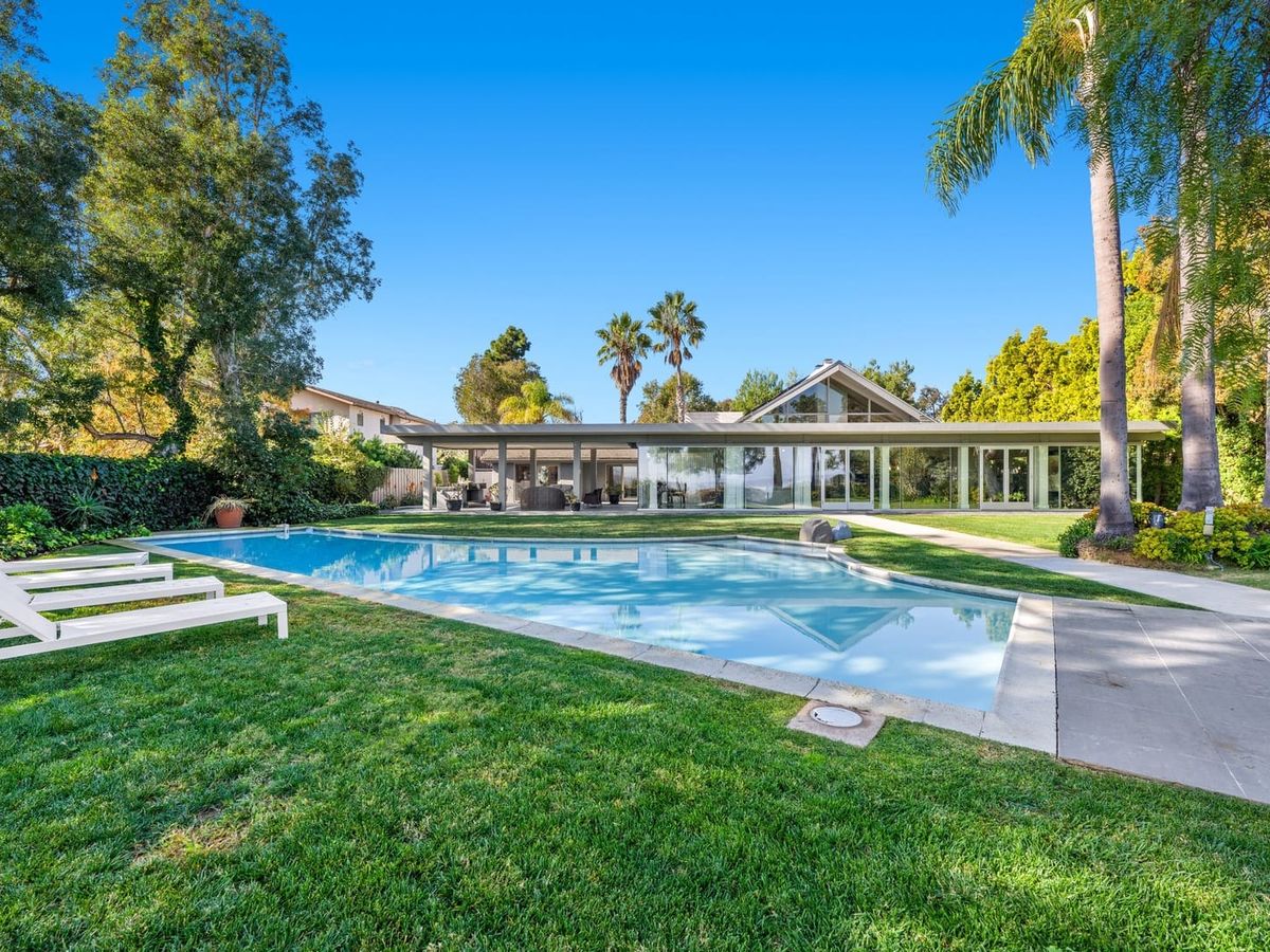 Endless Vistas lives up to its name with a sleek modern home and a huge pool surrounded by palms and open lawn. Ideal for large groups, it offers both elegance and outdoor fun under sunny skies.