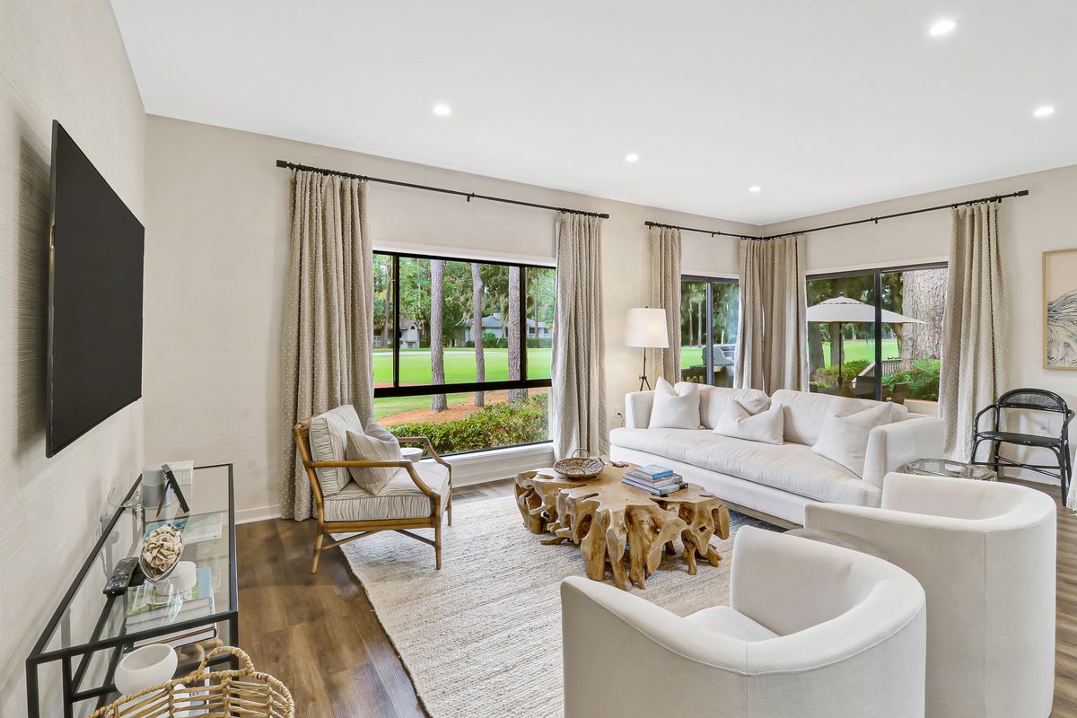 Living room in a Hilton Head Island vacation rental.