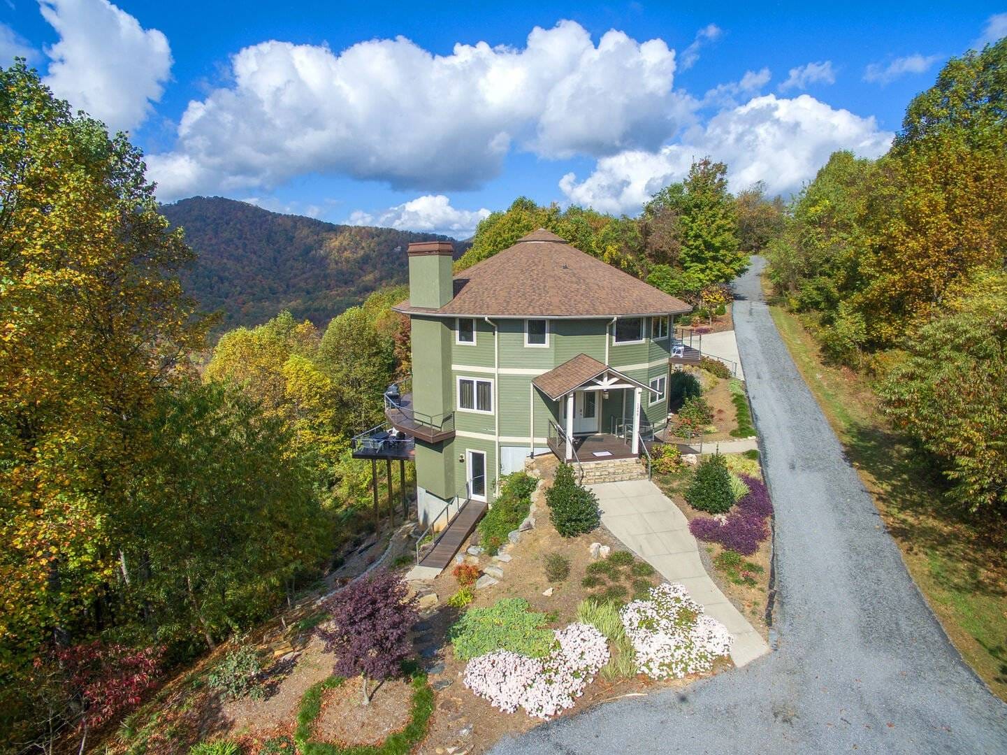 Set high in the Blue Ridge Mountains, this modern home combines elegant design with breathtaking views. Its spacious decks and bright interiors make it ideal for a peaceful mountain getaway near Asheville.
