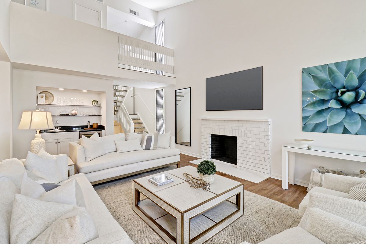 Living room in a Hilton Head Island vacation rental.