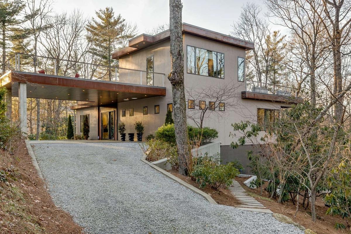 Whispering Pines in Highlands