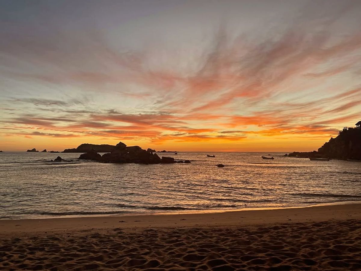 Bahia San Agustin is a breathtaking bay in Huatulco with crystal-clear waters and coral reefs. It’s perfect for snorkeling, relaxing, and enjoying fresh seafood by the beach