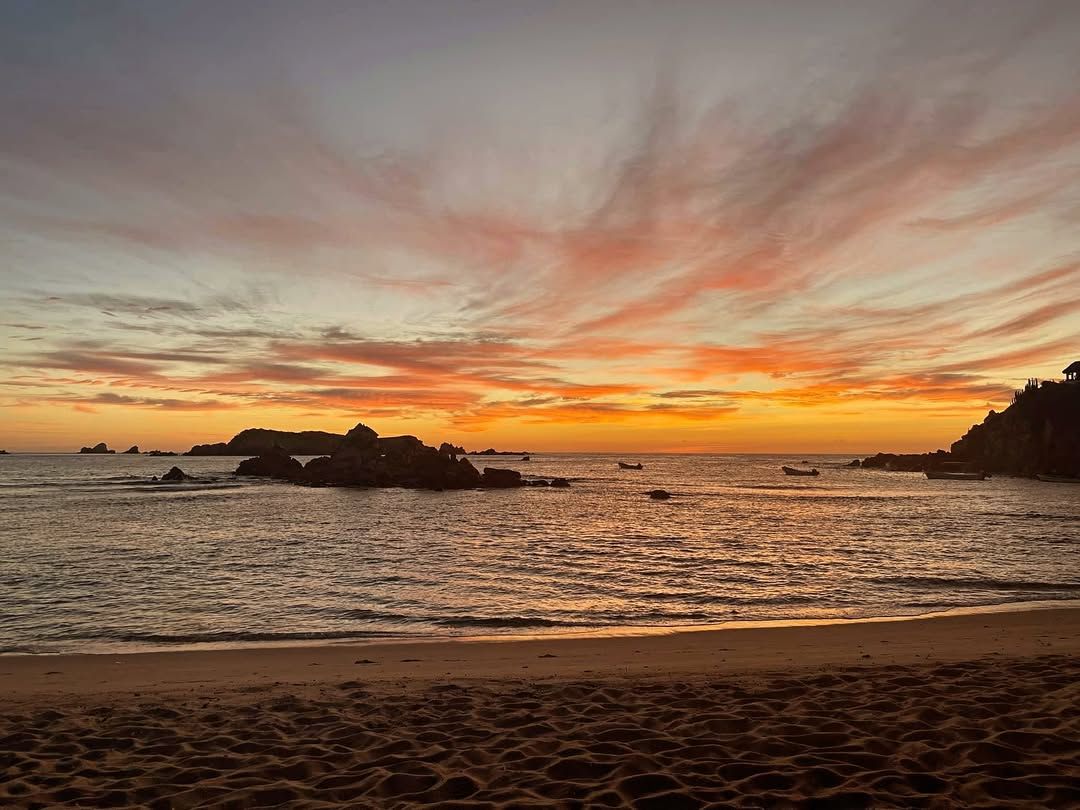 Bahia San Agustin is a breathtaking bay in Huatulco with crystal-clear waters and coral reefs. It’s perfect for snorkeling, relaxing, and enjoying fresh seafood by the beach
