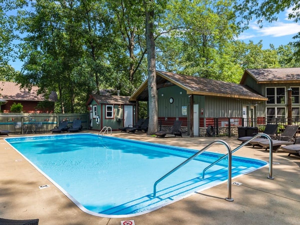 Rustic-chic lodge with soaring ceilings, exposed beams, and a stone fireplace that’s just waiting for a cozy nap session. With plenty of space for zoomies and cuddles, it’s the kind of stay your dog dreams about.