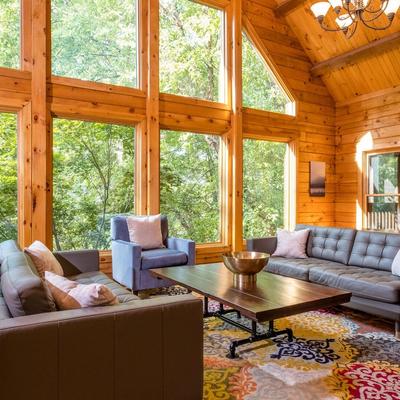 Living room with forest views in Highgarden Lodge.