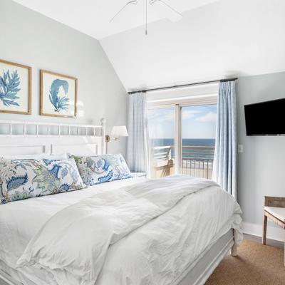 Primary bedroom in a Kiawah Island vacation rental.
