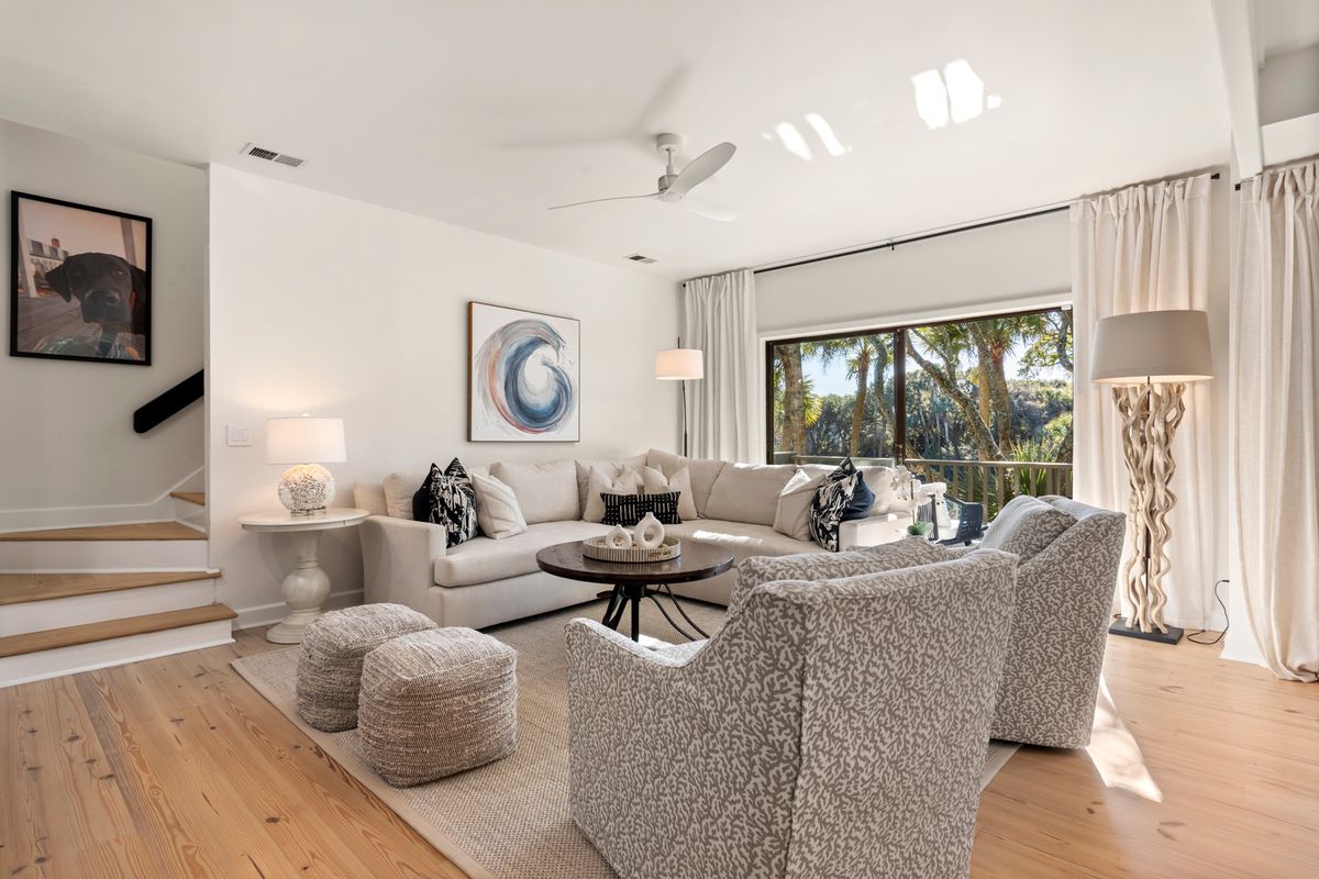 Living room in a Kiawah Island vacation rental.