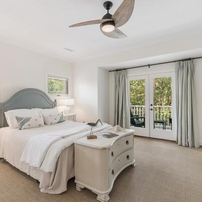 Primary bedroom in a Kiawah Island vacation rental.