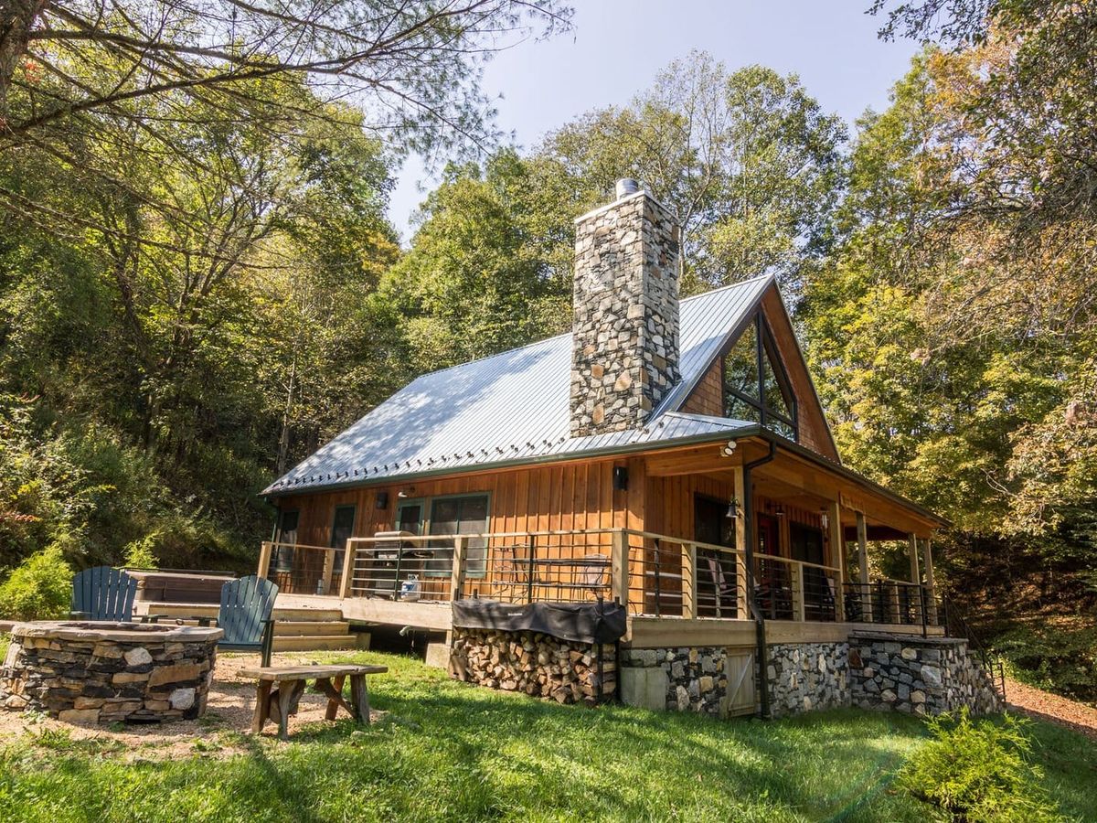 This cozy cabin is perfect for a quiet mountain escape with your dog. Enjoy a fireplace, mountain-view dining, and a wraparound porch ideal for relaxing or outdoor meals.