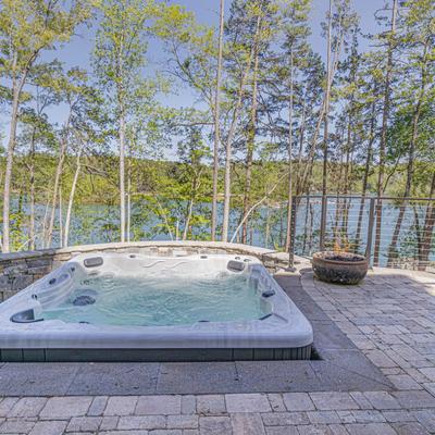 Hot tub at Hideaway Cove on Lake Keowee.