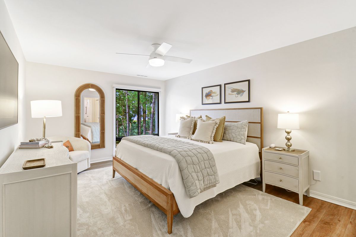 Primary bedroom in a Hilton Head Island vacation rental.