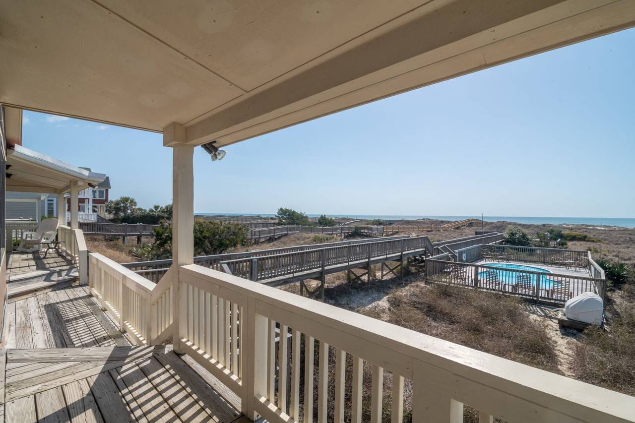 This covered porch offers sweeping views of Holden Beach and the nearby boardwalk. It’s a relaxing spot to enjoy coffee in the morning or unwind after a day by the ocean. Walkin’ on Sunshine blends comfort with classic coastal charm.